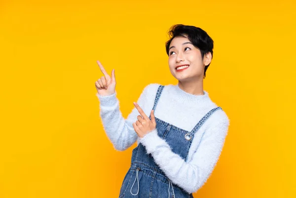 Junges Asiatisches Mädchen Overalls Über Isoliertem Gelben Hintergrund Das Mit — Stockfoto