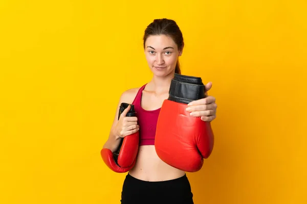 Mujer Joven Irlanda Aislada Sobre Fondo Amarillo Con Guantes Boxeo —  Fotos de Stock