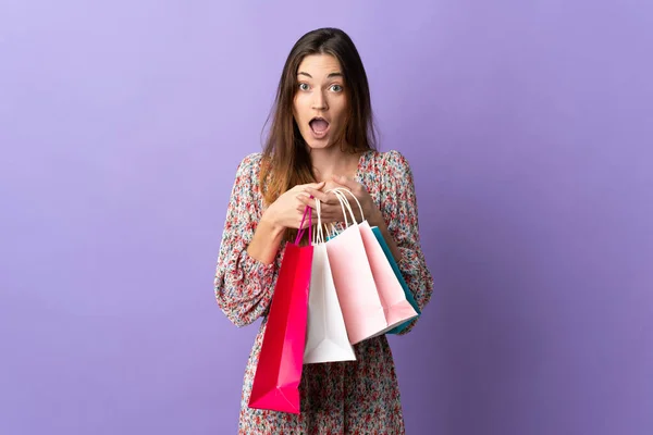 Jonge Ierland Vrouw Geïsoleerd Paarse Achtergrond Houden Boodschappentassen Verrast — Stockfoto