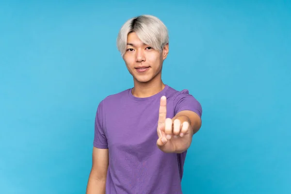 Młody Azji Człowiek Odizolowany Niebieski Tło Pokazując Podnosząc Palec — Zdjęcie stockowe