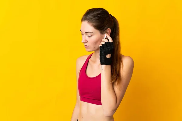 Jovem Irlanda Mulher Isolada Fundo Amarelo Ouvindo Música — Fotografia de Stock