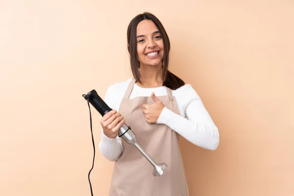 Jong Brunette Meisje Met Behulp Van Hand Blender Geïsoleerde Achtergrond — Stockfoto