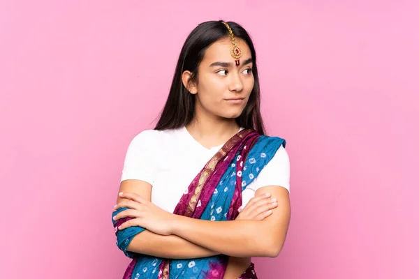 Ung Indisk Kvinna Med Sari Över Isolerad Bakgrund Porträtt — Stockfoto