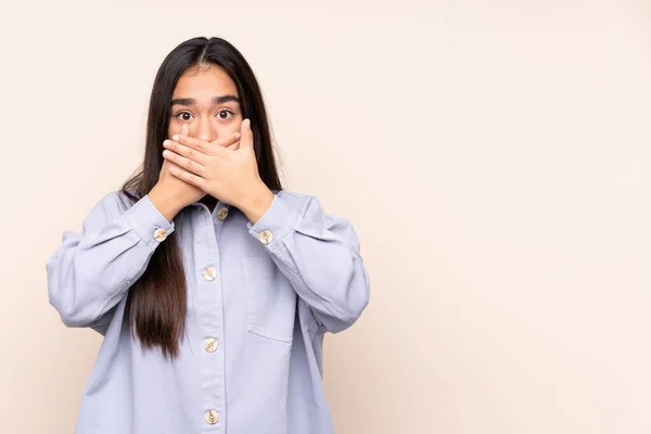 Mujer India Joven Aislada Sobre Fondo Beige Cubriendo Boca Con — Foto de Stock