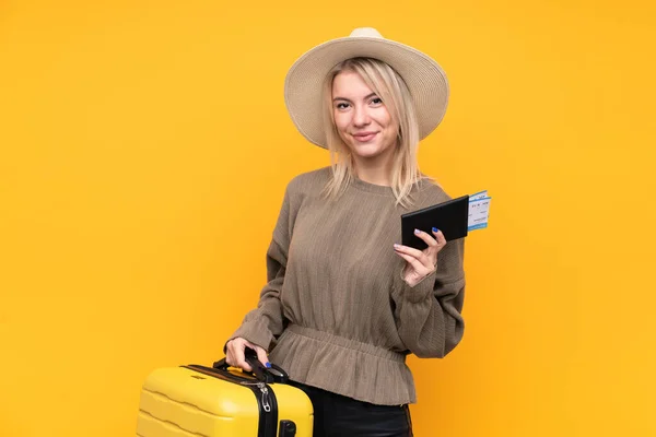 Joven Rubia Sobre Aislado Fondo Amarillo Feliz Vacaciones Con Pasaporte — Foto de Stock