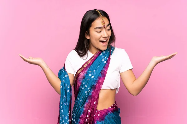 Mladá Indická Žena Sari Přes Izolované Pozadí Držení Copyspace Dvěma — Stock fotografie