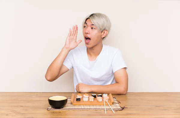 Joven Asiático Hombre Con Sushi Una Mesa Gritando Con Boca —  Fotos de Stock