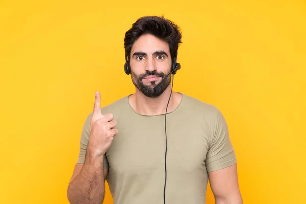 Hombre Telemarketer Trabajando Con Auricular Sobre Fondo Amarillo Aislado Apuntando — Foto de Stock