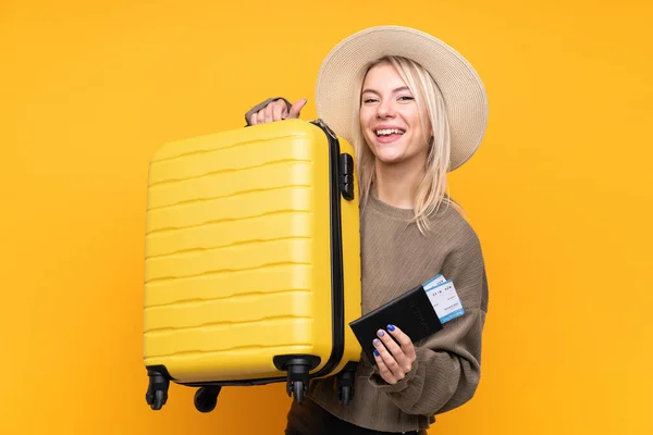 Jovem Loira Sobre Fundo Amarelo Isolado Férias Com Mala Passaporte — Fotografia de Stock