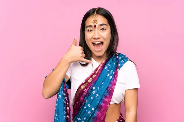 Jonge Indiaanse Vrouw Met Sari Geïsoleerde Achtergrond Die Telefoon Gebaar — Stockfoto