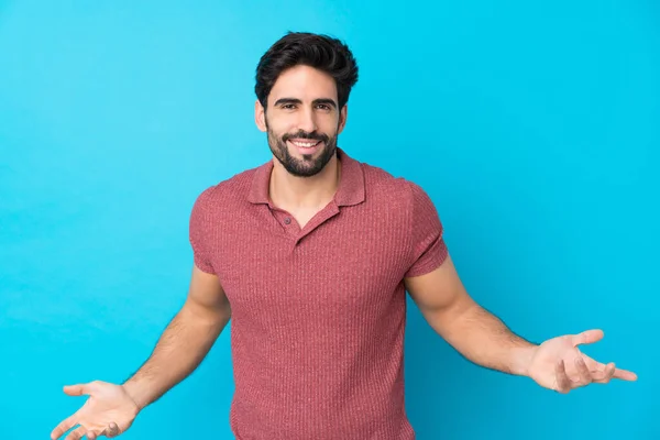 Joven Hombre Guapo Con Barba Sobre Fondo Azul Aislado Sonriendo — Foto de Stock