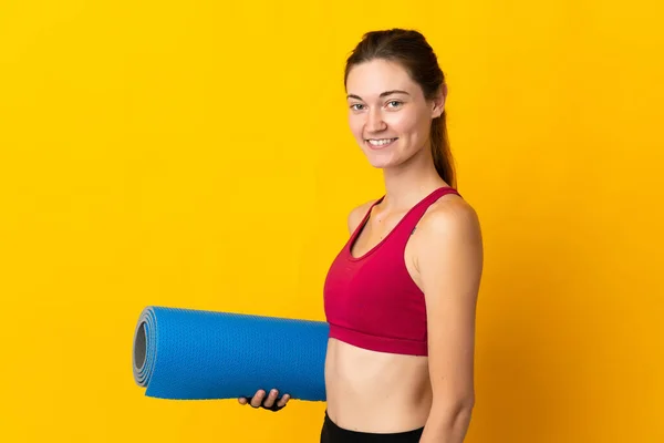 Jovem Irlanda Mulher Isolada Fundo Amarelo Com Tapete Sorrindo — Fotografia de Stock