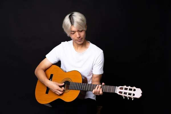 Jovem Asiático Homem Com Guitarra Sobre Fundo Preto — Fotografia de Stock