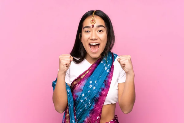 Ung Indisk Kvinna Med Sari Över Isolerad Bakgrund Firar Seger — Stockfoto