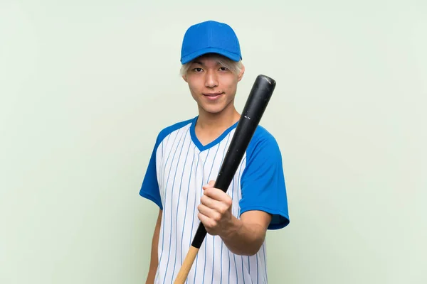 Genç Asyalı Beysbol Oynayan Izole Edilmiş Yeşil Arka Planda Mutlu — Stok fotoğraf