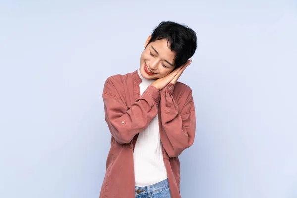 Joven Asiática Chica Sobre Aislado Azul Fondo Haciendo Sueño Gesto —  Fotos de Stock