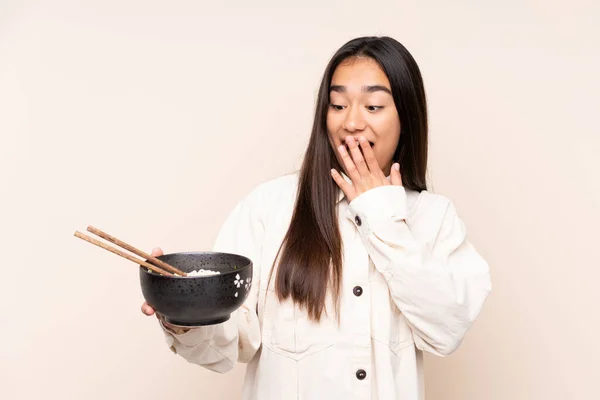 Jonge Indiaanse Vrouw Geïsoleerd Beige Achtergrond Met Verrassing Geschokt Gezicht — Stockfoto