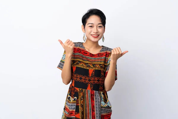 Jong Aziatisch Meisje Met Een Kleurrijke Jurk Geïsoleerde Wit Achtergrond — Stockfoto