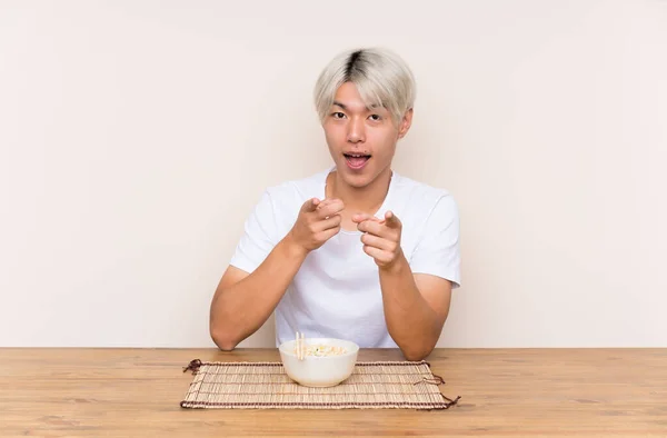 Mladý Asijský Muž Ramenem Tabulce Ukazuje Prstem Vás — Stock fotografie
