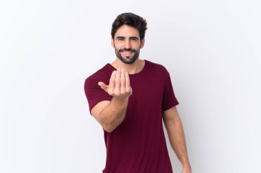 İzole edilmiş beyaz bir geçmişi olan sakallı yakışıklı genç bir adam benimle gelmesi için davet ediyor. Gelmene sevindim.