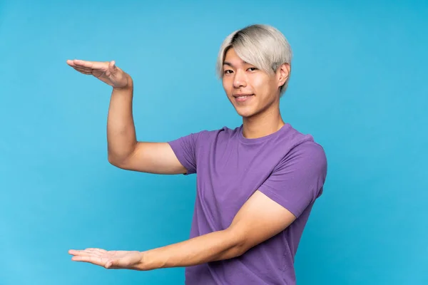 Joven Asiático Hombre Sobre Aislado Azul Fondo Celebración Copyspace Insertar — Foto de Stock