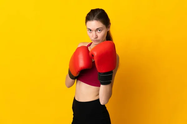 Jovem Irlanda Mulher Isolada Fundo Amarelo Com Luvas Boxe — Fotografia de Stock