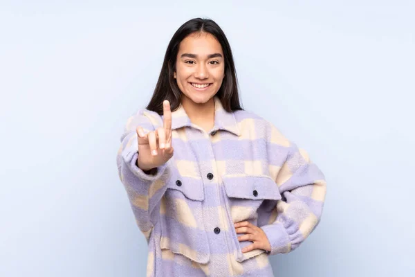 Mulher Indiana Jovem Isolado Fundo Azul Mostrando Levantando Dedo — Fotografia de Stock