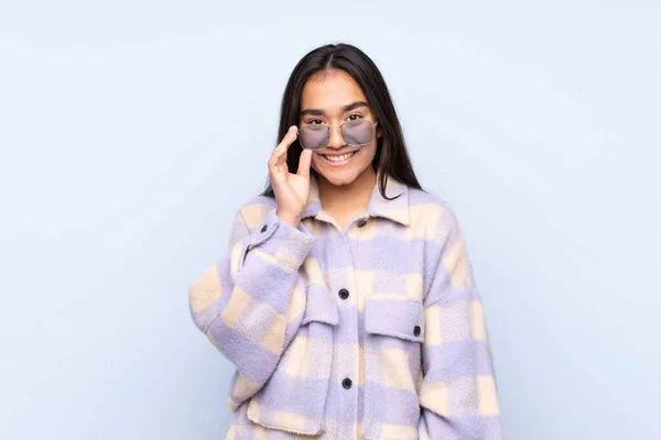 Fiatal Indiai Elszigetelt Kék Háttér Szemüveggel Boldog — Stock Fotó