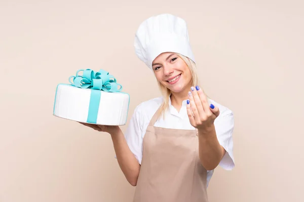 Jeune Femme Russe Avec Gros Gâteau Sur Fond Isolé Invitant — Photo