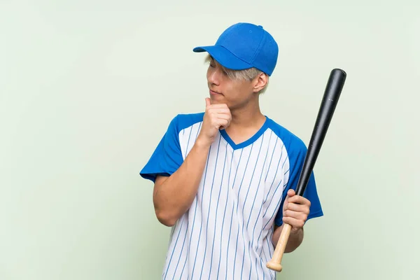 Giovane Asiatico Uomo Giocare Baseball Isolato Verde Sfondo Pensare Idea — Foto Stock