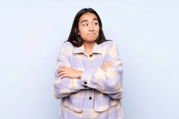 Jonge Indiase Vrouw Geïsoleerd Blauwe Achtergrond Het Maken Van Twijfels — Stockfoto