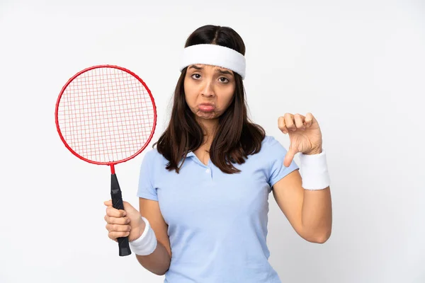 Zole Edilmiş Beyaz Arka Planda Genç Badmintoncu Kadın Baş Parmağını — Stok fotoğraf