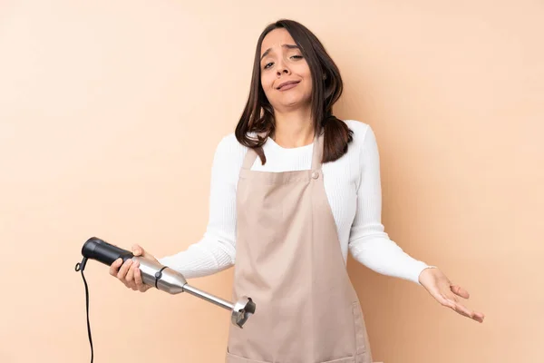 Jovem Morena Usando Liquidificador Mão Sobre Fundo Isolado Sorrindo — Fotografia de Stock