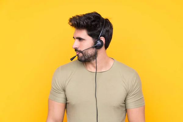 Telemarketer Homem Trabalhando Com Fone Ouvido Sobre Fundo Amarelo Isolado — Fotografia de Stock