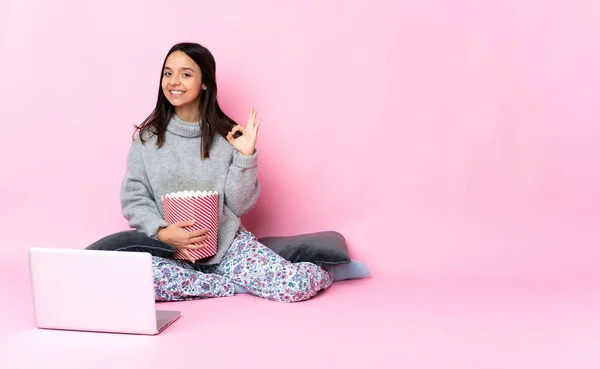 Giovane Donna Razza Mista Mangiare Popcorn Mentre Guarda Film Sul — Foto Stock