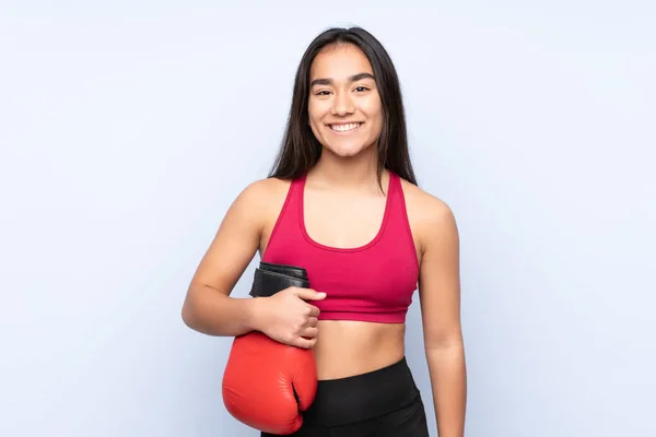 Joven Mujer Deportiva India Aislada Sobre Fondo Azul Con Guantes —  Fotos de Stock