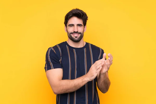 Joven Hombre Guapo Con Barba Sobre Fondo Amarillo Aislado Aplaudiendo — Foto de Stock