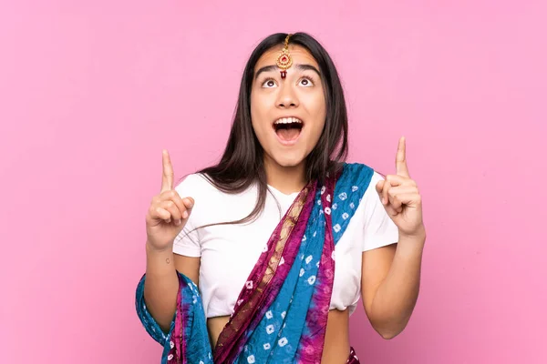 Jeune Femme Indienne Avec Sari Sur Fond Isolé Surpris Pointant — Photo