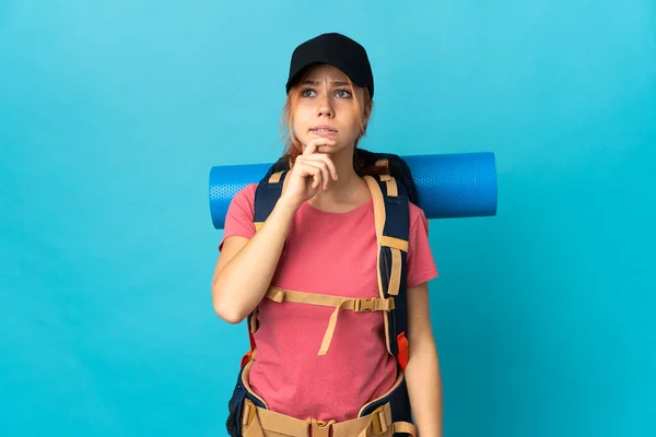 Adolescente Rusa Excursionista Chica Aislada Sobre Fondo Azul Teniendo Dudas —  Fotos de Stock