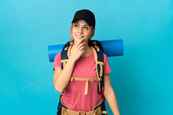 Adolescente Rusa Excursionista Chica Aislado Fondo Azul Mirando Hacia Arriba —  Fotos de Stock