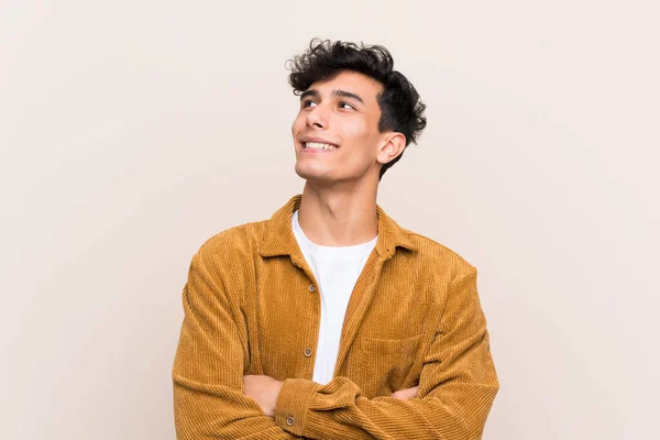 Молодий Аргентинський Чоловік Через Ізольоване Тло Дивиться Вгору Коли Посміхається — стокове фото