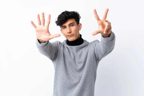 Junger Argentinier Vor Isoliertem Weißen Hintergrund Der Mit Den Fingern — Stockfoto