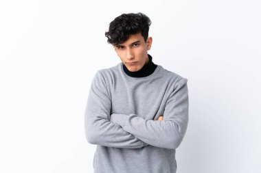 Arjantinli genç bir adam izole edilmiş beyaz bir geçmişi var.