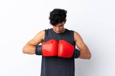 Genç Arjantinli sporcu boks eldivenleriyle izole edilmiş beyaz arka plan