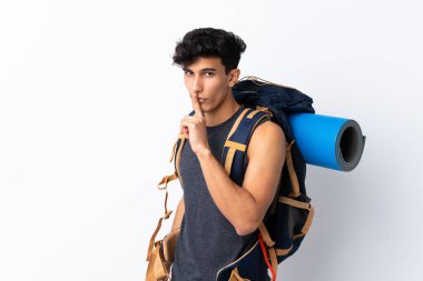 Genç Arjantinli yürüyüşçü, izole edilmiş beyaz arka planda sessizlik hareketi yapıyor.