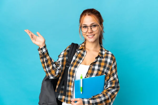 Studente Adolescente Ragazza Russa Isolata Sfondo Blu Che Estende Mani — Foto Stock