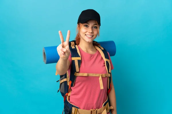 Adolescente Chica Excursionista Rusa Aislada Sobre Fondo Azul Sonriendo Mostrando —  Fotos de Stock