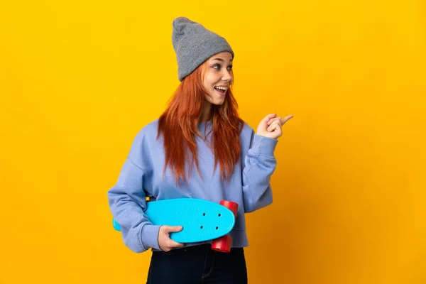 Adolescente Russo Skatista Menina Isolado Fundo Amarelo Com Intenção Realizar — Fotografia de Stock