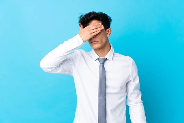 Junger Argentinischer Geschäftsmann Vor Isoliertem Blauen Hintergrund Der Die Augen — Stockfoto