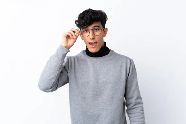 Ung Argentinsk Man Över Isolerad Vit Bakgrund Med Glasögon Och — Stockfoto